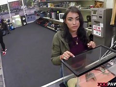 порно видеа ебат пијани девојки Човек смрди пичка со нафта