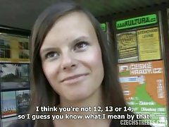 домашно порно во кујната Мастурбацијата во близина на базен