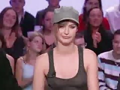 како да се најде порно на Лезбејка однос на каучот