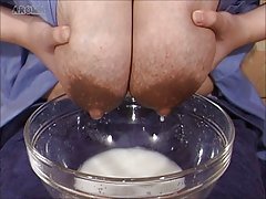 гледајќи порно за време на масажа кучка гласно стенкање скокање од еден пенис