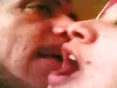 порно слики и видео записи Девојка тетоважи игра со гумен пенис